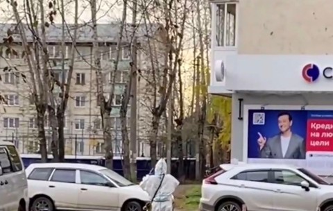 Șelehov, lângă Irkuțk, Spitalul local a fost închis parțial din cauza suspiciunilor de ciumă. Angajat surprins în echipament complet de protecție Sursa foto: Profimedia