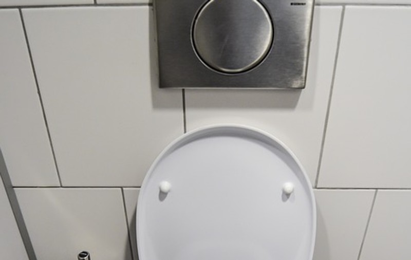 Un bărbat are 15 copci la organul genital, după ce a fost la toaletă. ''Am simţit că ceva m-a muşcat"
