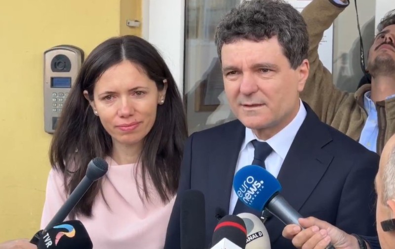 Cum a apărut Mirabela Grădinaru la secția de votare din Făgăraș. Cât costă rochia aleasă de partenera lui Nicușor Dan