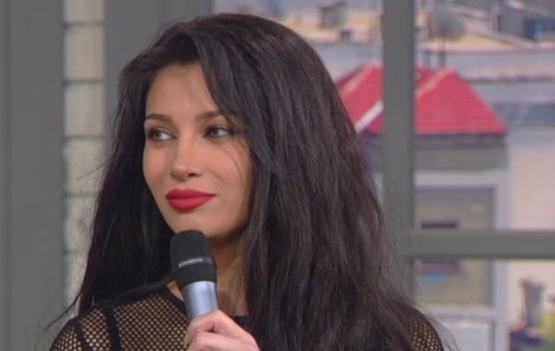 Lora și-a făcut breton și s-a tuns. "Te păcălești singur că ai o stare bună"