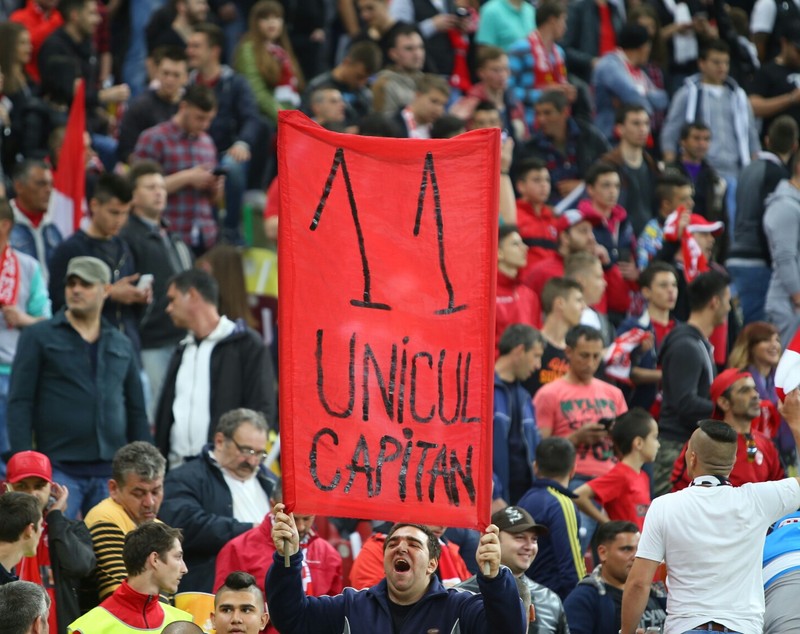 Control la sânge la porți, inclusiv în panfofi! Chiar și cu așa pază, petardele au întrerupt derby-ul Steaua - Dinamo! Un roș-albastru, altoit de ”câini”