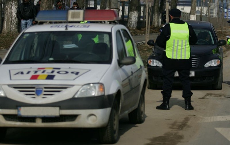 Tânăr fără permis prins beat la volanul unei maşini furate