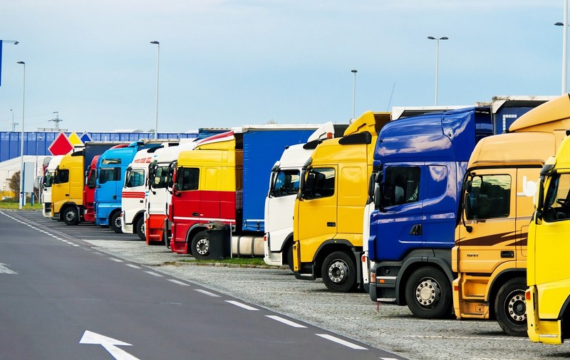 Patronul unei firme de transport din Mureș n-a plătit leasingul pentru 90 de camioane și nici n-a vrut să le dea înapoi