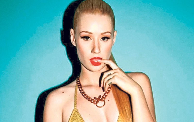 Luaţi-vă o cameră! Iggy Azalea şi-a lins iubitul pe faţă, la un meci