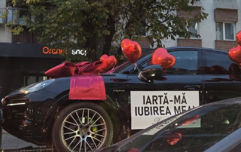 În Cluj, o mașină decorată cu baloane roșii i-a pus pe jar pe șoferi: „A călcat grav pe bec”