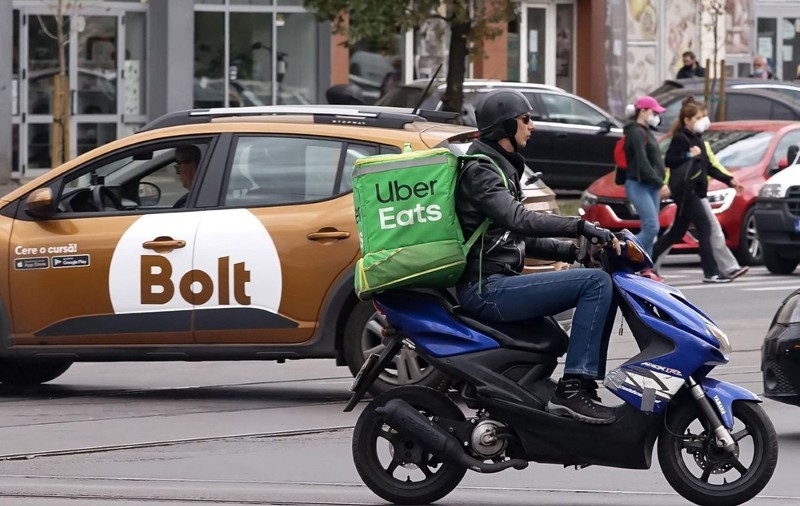 Șoferi din Nepal sau Sri Lanka, pe taxi, Uber sau Bolt și în România. Când se schimbă regulile de obținere a atestatului