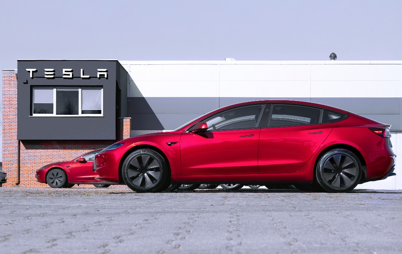 CEO-ul Ford, uimit de ce a găsit într-o mașină Tesla: a decis imediat o reorganizare totală a diviziei sale de mașini electrice