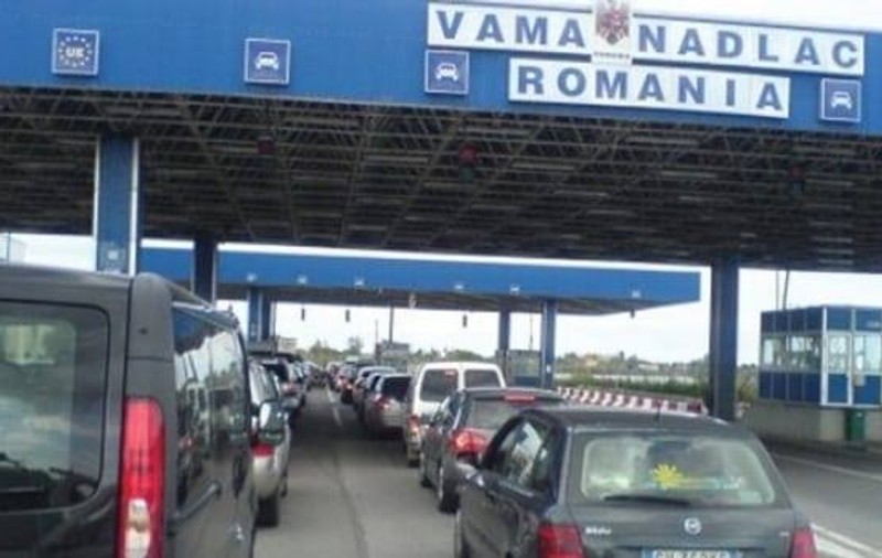 Aglomeraţie la vămile din vest. Se așteaptă și două ore pentru ieșirea din țară