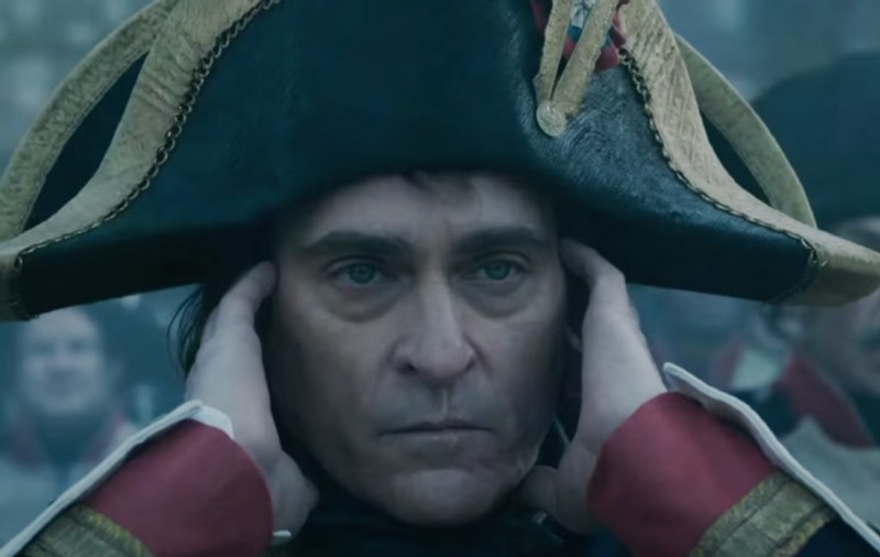 De ce merită văzut Napoleon, un film care i-a enervat pe francezi, i-a împărțit pe englezi, dar l-ar face invidios pe Sergiu Nicolaescu
