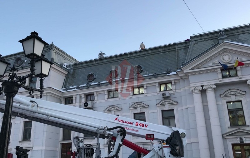 Un bărbat s-a urcat pe Teatrul Național din Iași și a amenințat că se omoară. A făcut pușcărie pentru omor și acte de terorism