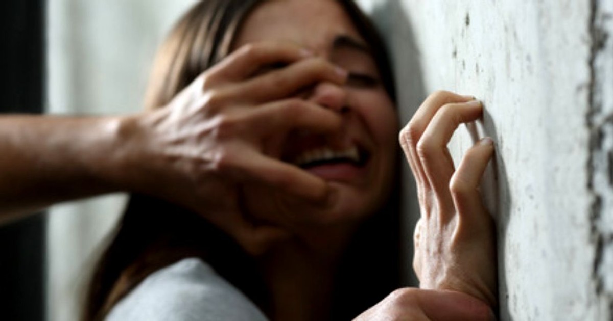 O fetiță de 11 ani a fost transformată în sclavă sexuală pentru a plăti datoriile către traficanții de droguri. A fost stropită cu benzină și amenințată cu moartea. „Îngheți de frică”