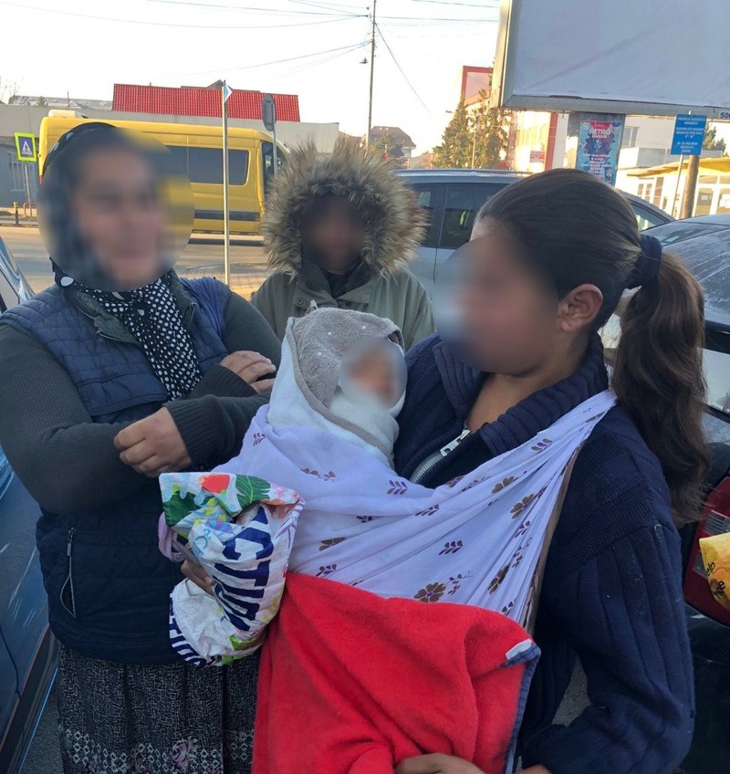 Patru femei din Cluj, care cerșeau în apropierea gării din Bistrița la o temperatură de -5°C, au fost identificate de poliția locală. Una tinea in brate un copil nou-nascut
