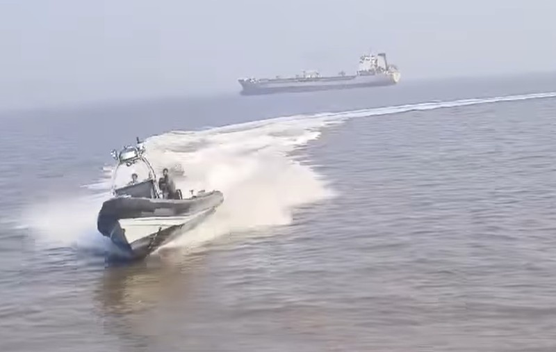 Momentul în care o barcă cu motor a marinei indiene a intrat cu toată viteza într-un feribot. Cel puțin 13 persoane au murit | VIDEO