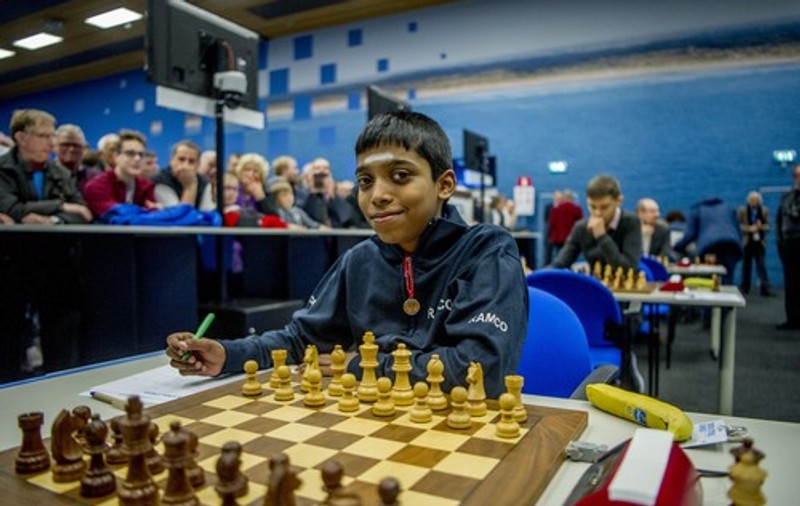 Campionul mondial la șah Magnus Carlsen, învins de un băiat de 16 ani din India