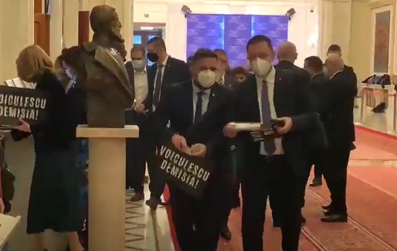 VIDEO |  Parlamentarii PSD, protest în Parlament. Social-democrații îi cer demisia lui Vlad Voiculescu după tragedia de la Matei Balș