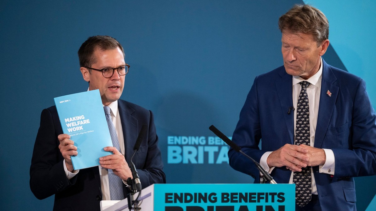 Robert Jenrick (stânga) și Richard Tice prezintă programul Reform UK privind tăierea beneficiilor pentru persoanele cu dizabilități și imigranții aflați în Marea Britanie Foto: Profimedia