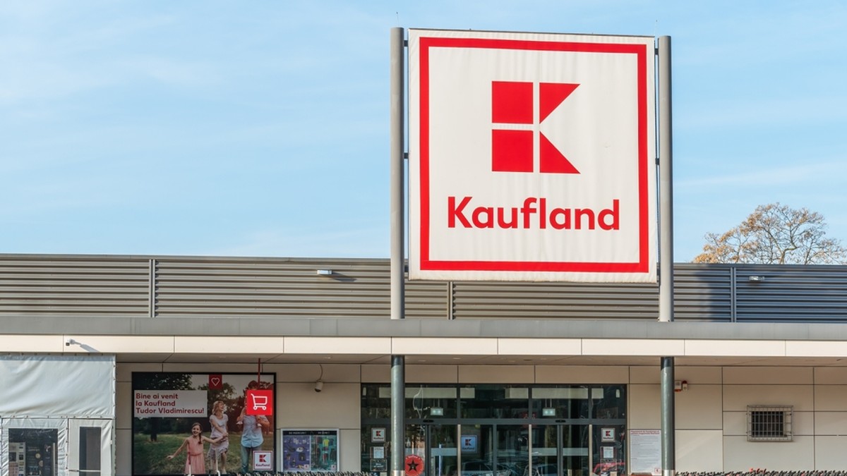 Programul Kaufland în minivacanţa de Sfântul Andrei - 1 decembrie 2023 - Imagine cu intrarea într-un magazin Kaufland din Bucureşti