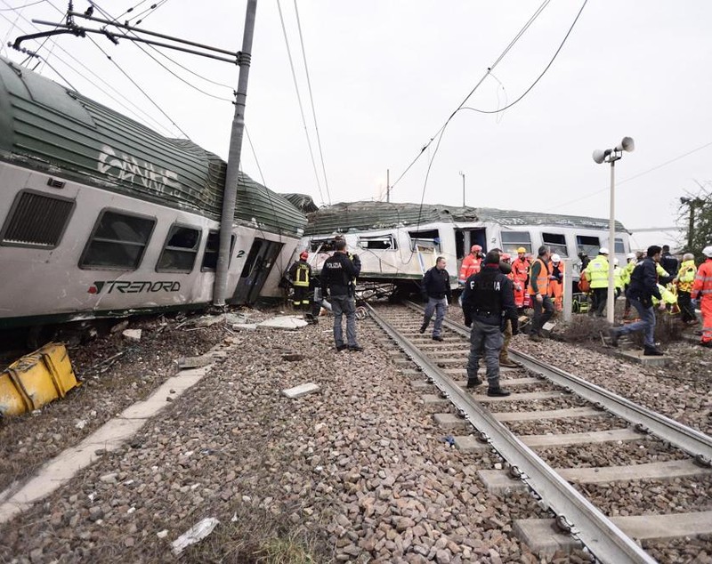 UPDATE / Trei morți și peste 100 de răniți, după ce un tren a deraiat lângă Milano (FOTO & VIDEO). MAE: "Un român printre răniți"