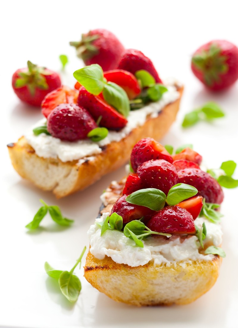 13958931 - strawberry bruschetta with goat cheese,basil and balsamic vinegar