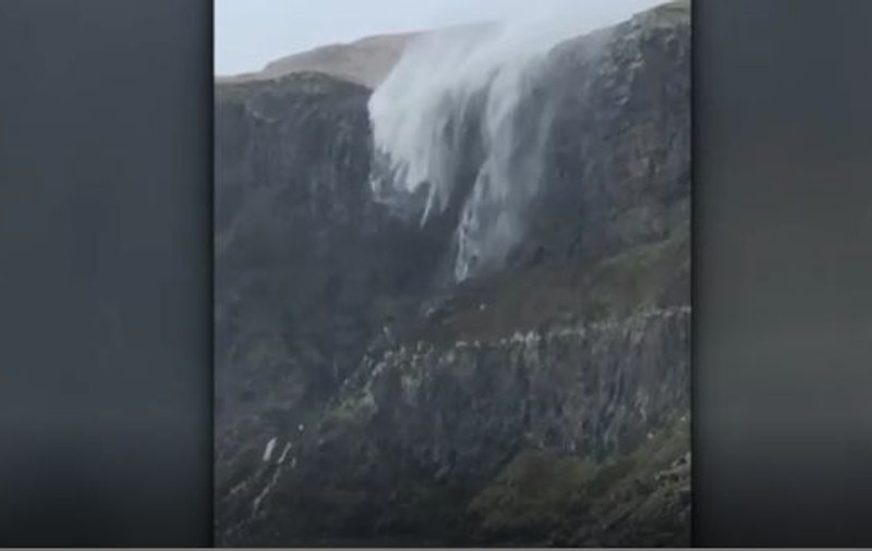 VIDEO | Imagini incredibile surprinse în Scoția. O cascadă a început ”să curgă invers”