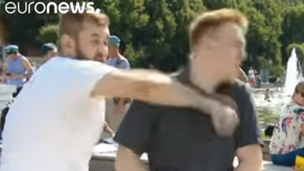 Un reporter s-a sinucis aruncându-se de la etaj. Devenise celebru în urma unei lovituri devastatoare primite când era în direct | VIDEO