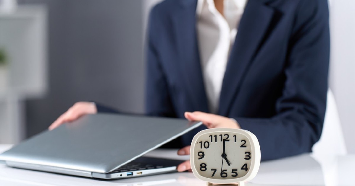 O femeie termină programul de lucru la ora 17:00 și pleacă de la serviciu.