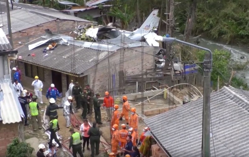 Un avion s-a prăbușit într-un oraș din Columbia. Cel puțin șapte oameni au murit / VIDEO