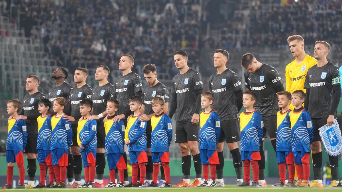 VIENNA, AUSTRIA - NOVEMBER 06: Players of Universitatea Craiova line up prior to the UEFA Conference League 2025/26 League Phase MD3 match between SK Rapid and Universitatea Craiova at Weststadion on November 06, 2025 in Vienna, Austria. (Photo by Christian Hofer/Getty Images)