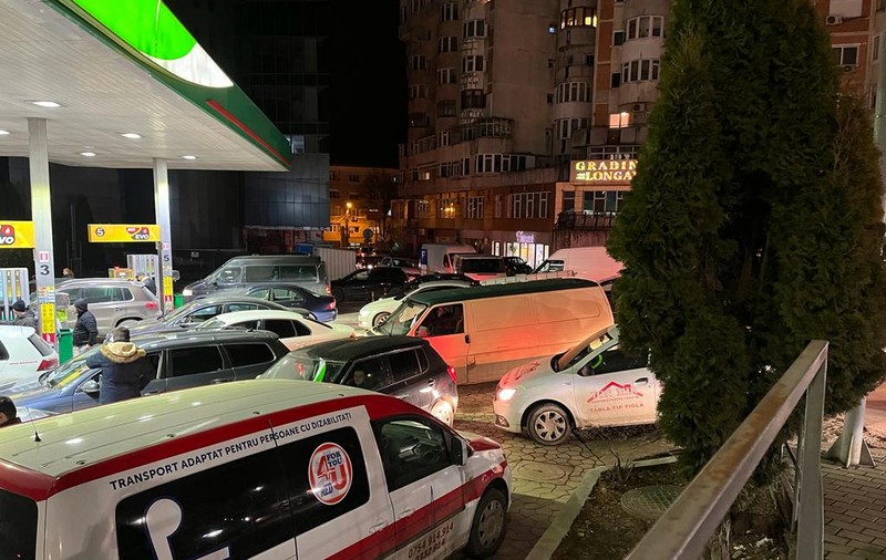Tânără lovită într-o benzinărie din Iaşi pentru că nu a respectat rândul, după zvonul privind explozia prețului
