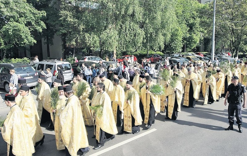 Bani mai mulți de la Guvern pentru biserici. Cât ar putea câștiga un preot