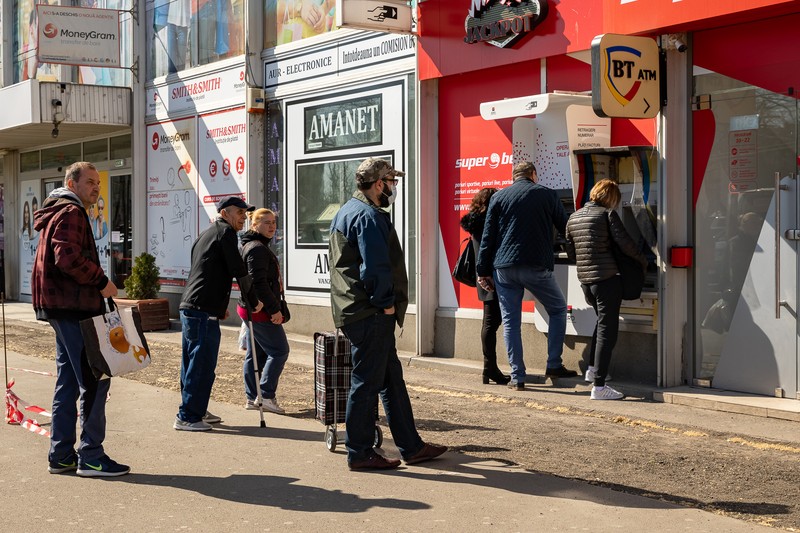 Cel mai sigur loc de stat e-n faţă la bancomat