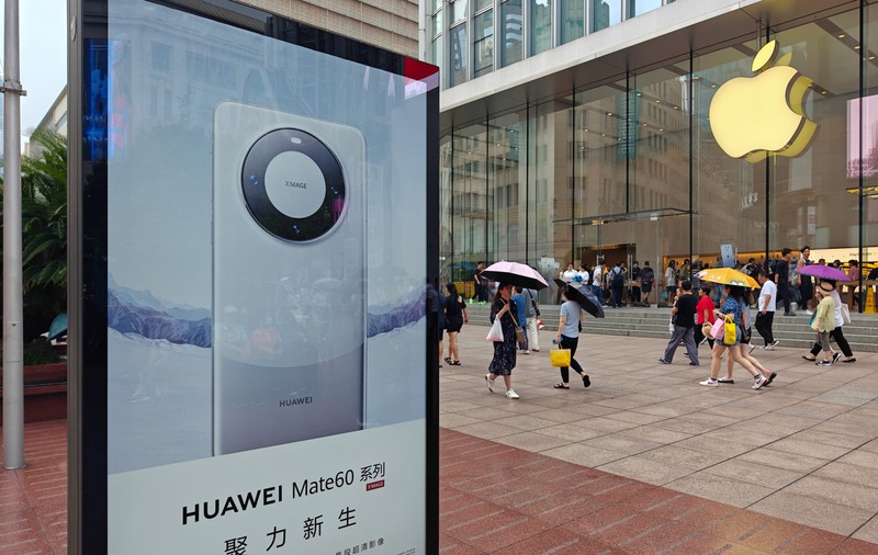 Apple, rară decizie în China: taie din prețurile telefoanelor iPhone, pe măsură ce concurența se intensifică. „Este clară revenirea Huawei”