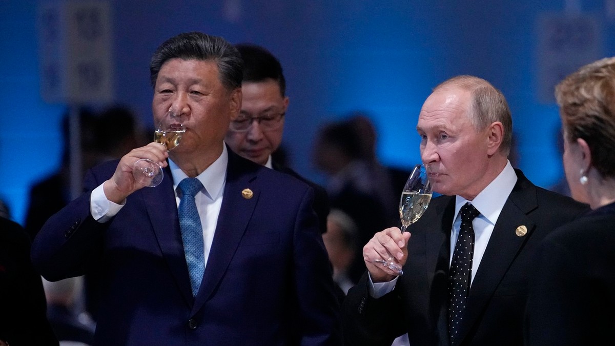 Vladimir Putin și Xi Jinping beau șampanie la o întâlnire