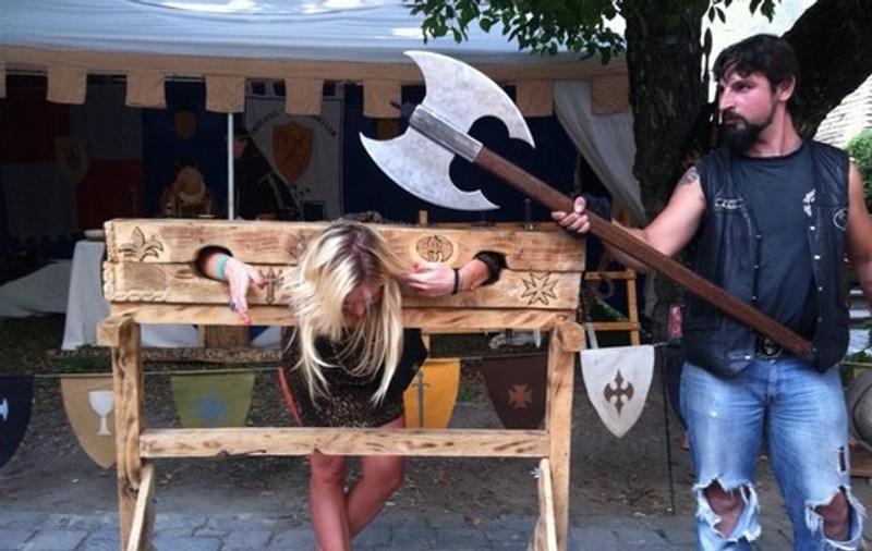 Foto | Delia s-a oferit să fie "decapitată" 