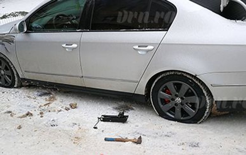 11 mașini din Bârlad, vandalizate. Oamenii s-au trezit chiar și cu toate patru cauciucurile tăiate