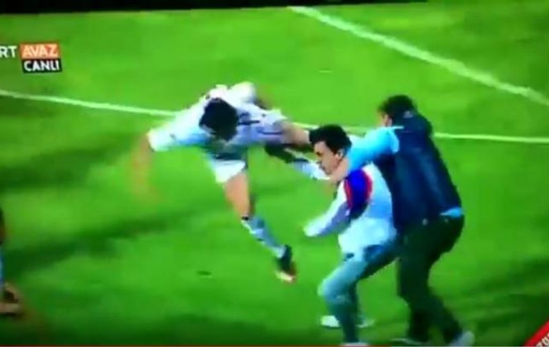 Un român a fost martorul unui episod horror. Un fan a intrat pe teren și a atacat arbitrul | VIDEO