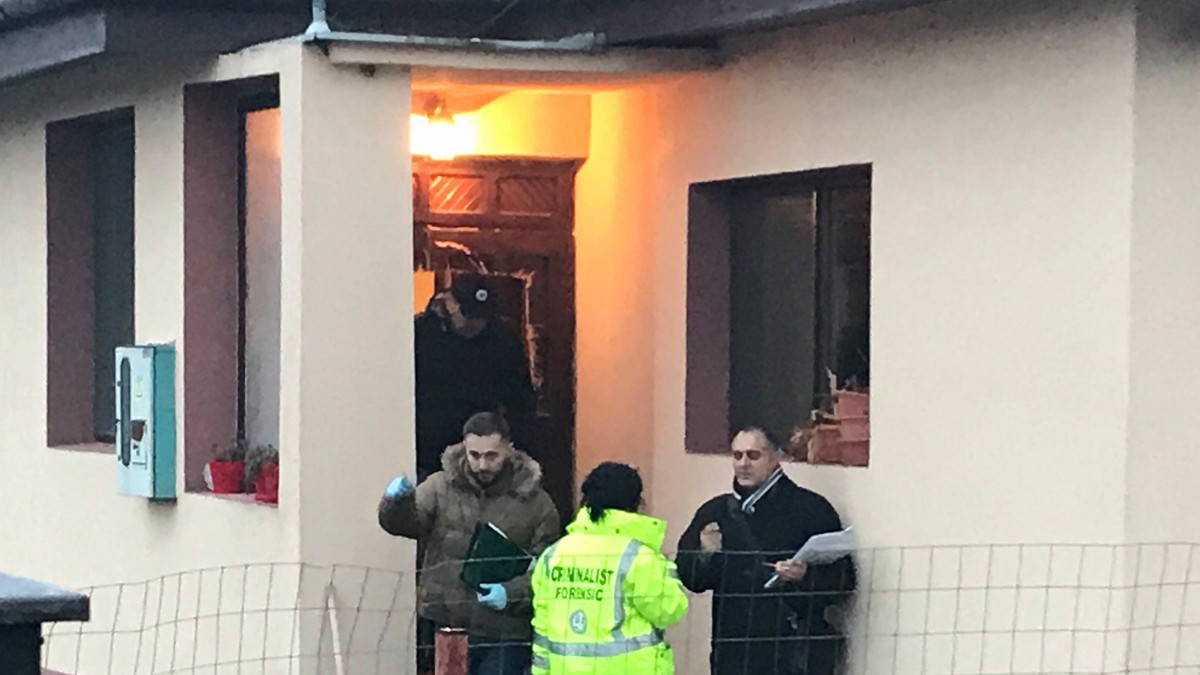 Un bărbat a fost decapitat cu drujba în Timiș. Criminalul a plecat plin de sânge pe străzi