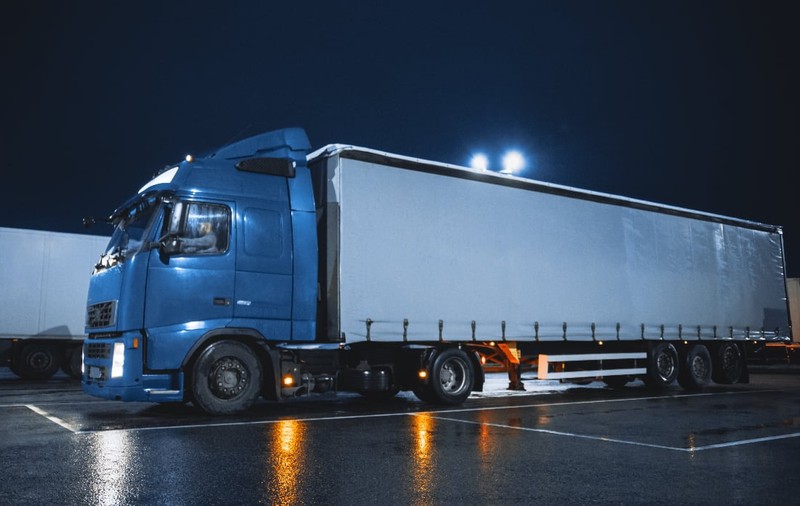 Un șofer de TIR a murit strivit de remorcă într-o parcare, la doar câteva zile după ce s-a angajat