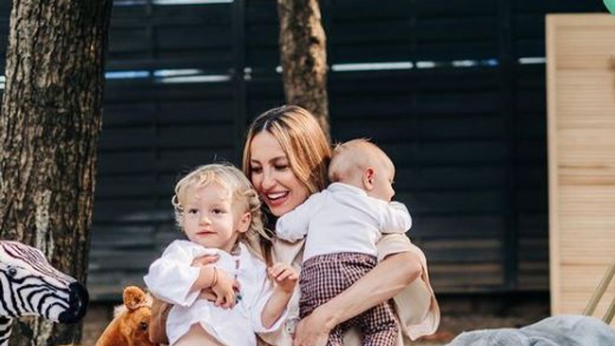 Flavia Mihășan și cei doi băieței