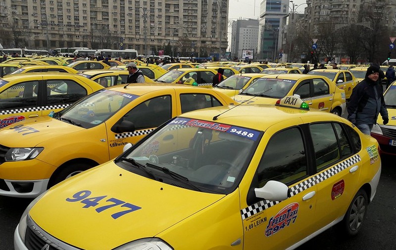 FOTO & VIDEO | Transportatorii protestează, miercuri, în faţa Guvernului. Sunt restricții de circulație