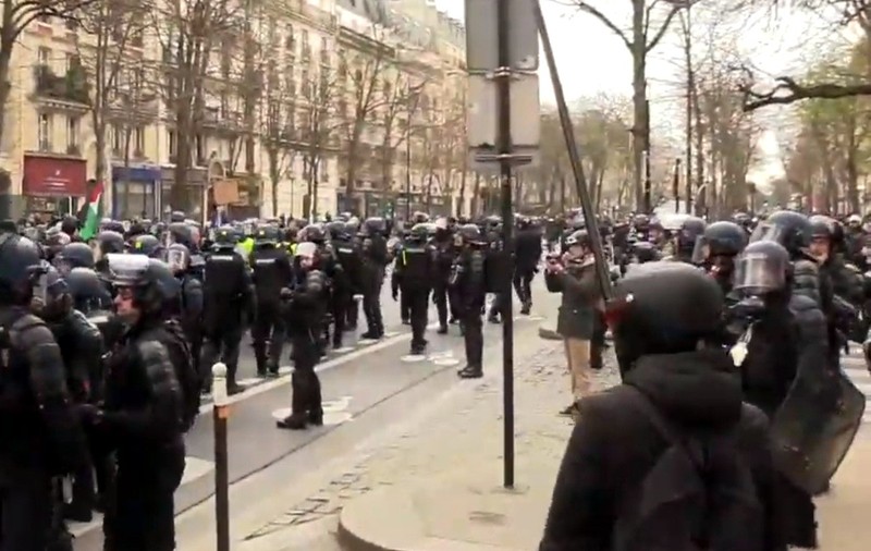„Vestele Galbene” au sfidat interdicţiile autorităţilor şi s-au adunat în centrul Parisului să protesteze