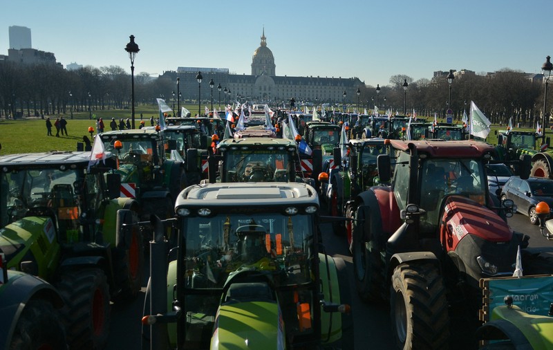 Parisul, blocat de sute de tractoare. Agricultorii protestează față de interzicerea pesticidelor