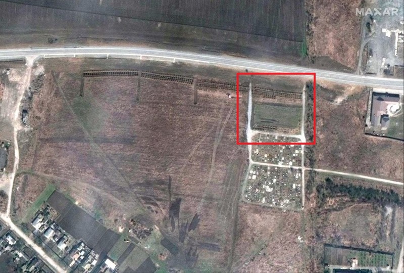 O imagine prin satelit pusă la dispoziție de Maxar Technologies care arată ceea ce pare a fi groapă comună (cu roșu) adiacentă unui cimitir de la marginea de nord-vest a orașului Manhush, pe 3 aprilie | Foto: EPA