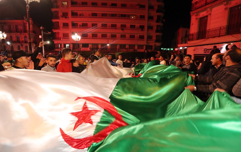 Mii de algerieni au sărbătorit în stradă demisia președintelui Abdelaziz Bouteflika (FOTO)