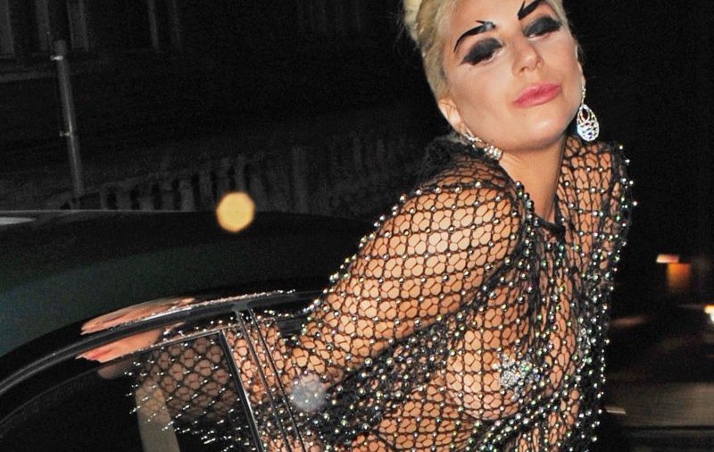Lady Gaga și-a scos sânii pe fereastra mașinii | FOTO