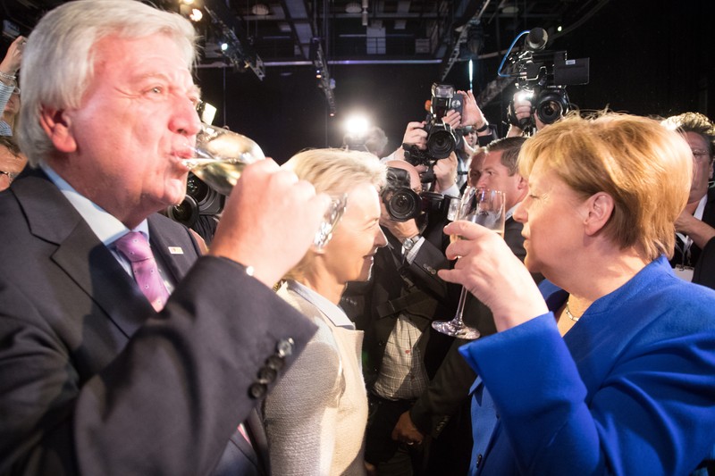 Angela Merkel a "sărbătorit" cu un pahar de vin victoria din cadrul dezbaterii