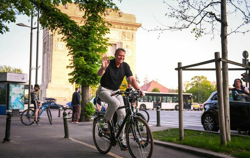 Klaus Iohannis, declarații despre principalele dosare politice, la o plimbare cu bicicleta (FOTO)
