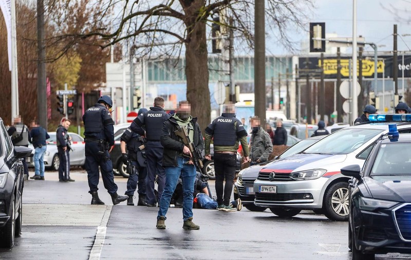 „A căzut în cuțit”. Românca înjunghiată de soțul irakian în Austria a fost salvată de fiica ei de 11 ani