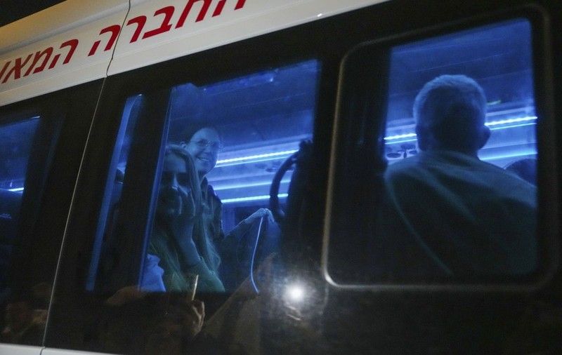 Momentul în care una dintre ostaticele eliberate de Hamas se reunește cu familia. De ce nu au avut loc în același timp eliberările prevăzute joi