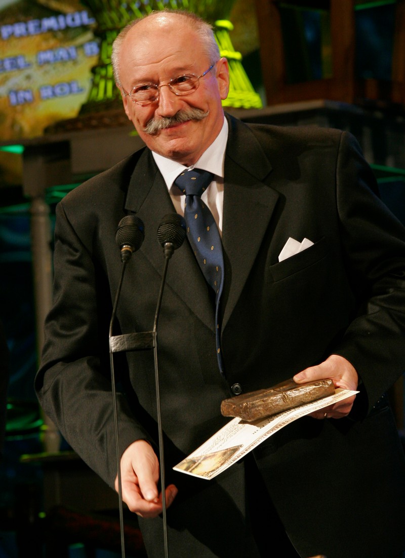 Victor Rebengiuc multumeste pentru premiul cistigat la Galele Uniter, desfasurate la TNB, in Bucuresti, luni, 3 aprilie 2006. Trofeul a fost primit pentru felul in care il interpreteaza pe profesorul Preobrajenski din adaptarea dupa "Inima de ciine" de Mihail Bulgakov.